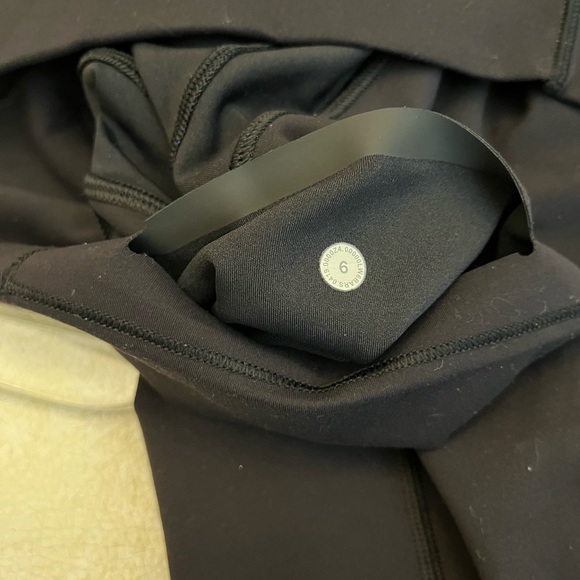 LULULEMON black In Movement High Rise Crop Leggings. Size 6 - Picture 7 of 8